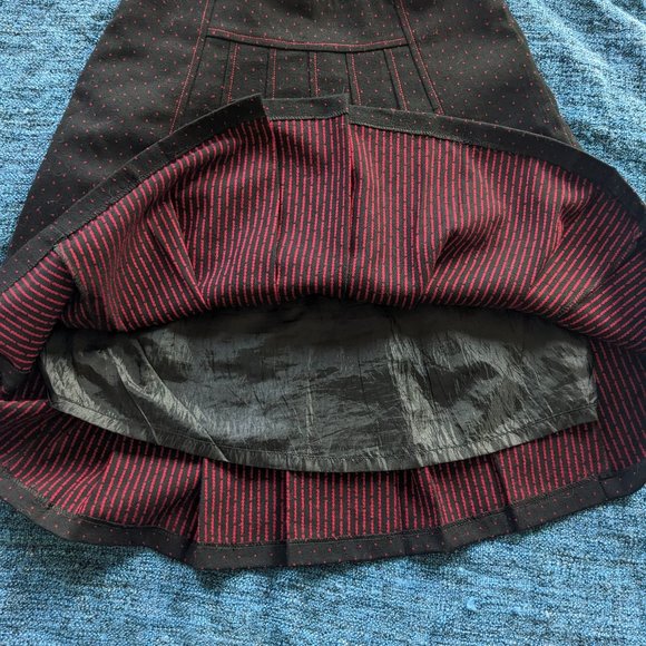Vintage Pleated Midi Skirt - Black with Red Details - Great for cold weather - Picture 6 of 6